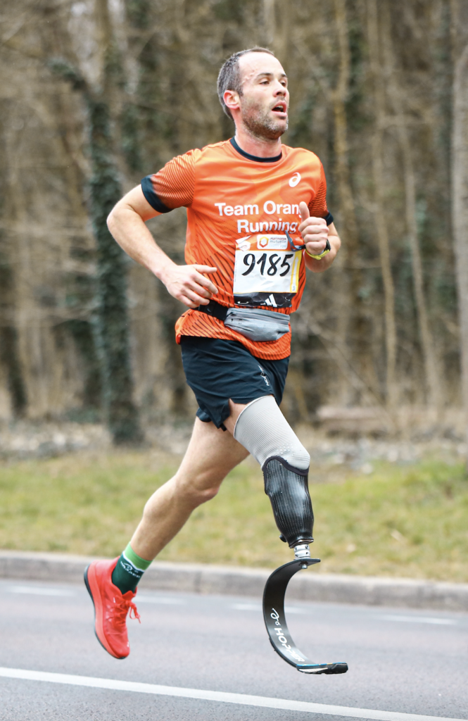 Julien Veysseyre au Semi-Marathon de Paris 2023 courant avec une lame Hopper.
