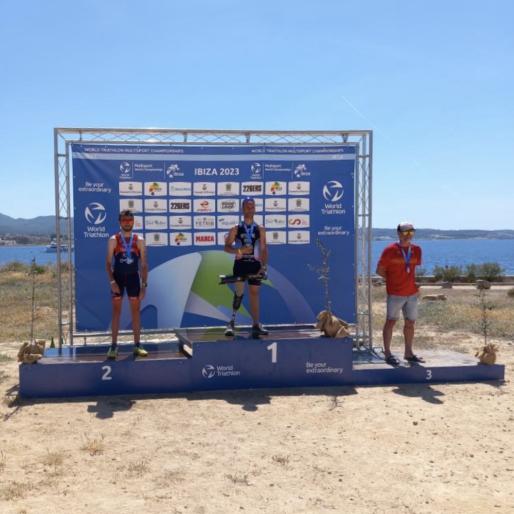 Julien Veyseyrre sur la première place du podium lors des Championnats de Cross Triathlon à Ibiza en mai 2023.
